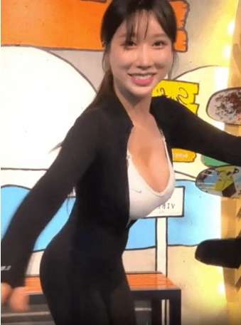 그릴래영 서핑장 바디슈트 룩에 시스루 팬티